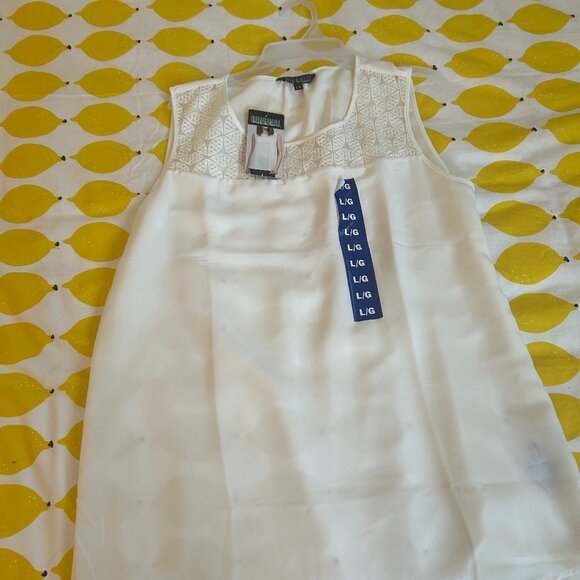 A Ladies Light White Blouse - Picture 5 of 7